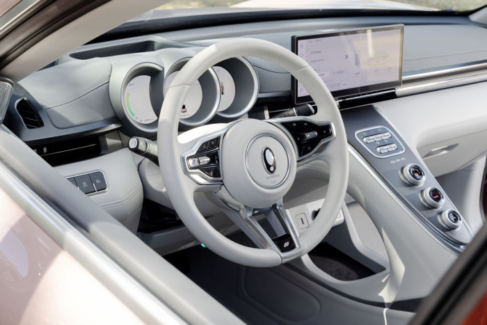 Der Automatikhebel sitzt rechts am Lenkrad (Bild: Great Wall Motor / press-inform)